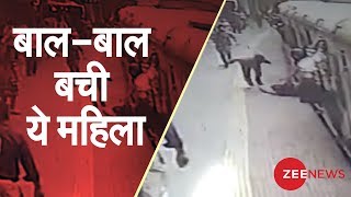 Woman travelling in local train of Mumbai narrowly escapes death | बाल-बाल बची ये महिला