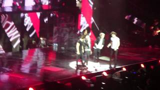 [Amsterdam] One Direction - Loved You First. LIAM AND NIALL DANCING WITH EACHOTHER.