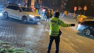 Police Officers Controls Traffic At An Intersection, Even though die Ampel is working