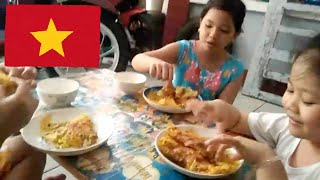 🇻🇳ベトナム風お好み焼きバインセオの食卓を楽しむタムちゃんの生活