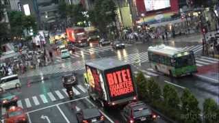 渋谷スクランブルで、マクドナルドの宣伝トラックが交差する