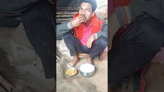 ଶୀତ ଦିନରେ ପଖାଳ ଖାଇବା ର ମଜା ଅଲଗା 😋#familyvlog #food #village #eating #vlog #shorts