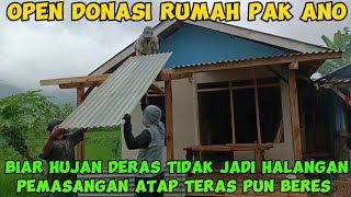 BIAR HUJAN DERAS TIDAK JADI HALANGAN PEMASANGAN ATAP TERASPUN BERES