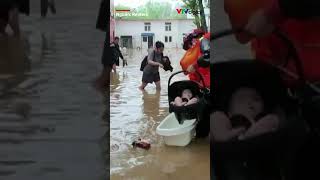 Khoảnh khắc giải cứu người đàn ông mắc kẹt trên ôtô lật nhào giữa dòng lũ dữ ở Trung Quốc | VTV24