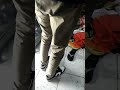 Tukang sol baru menemukan sepatunya saja,,, orang yang di tagih belum ketemu..Yang di tagih hutang