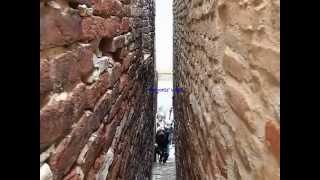 Ripatransone, The narrowest Alley in Italy - Il vicolo più stretto d'Italia (manortiz)