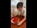 いちごがなだれ落ちてくるケーキに大興奮！！🍓