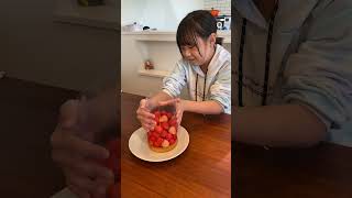 いちごがなだれ落ちてくるケーキに大興奮！！🍓