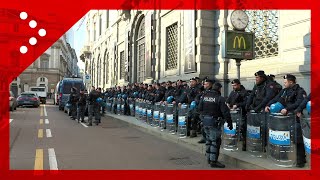 Sit-in anarchici a Milano: schieramento agenti polizia