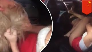 Dua wanita berkelahi di dalam taksi hingga roknya terangkat - Tomonews
