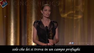 Cogli l'opportunità che hai ricevuto per essere utile. Video motivazionale con Angelina Jolie