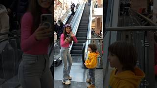 Primul meu video pe scările rulante 🥰 #foryou #dance #cousins #shorte #dancer #escalator #love #fyp