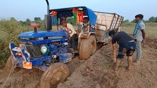 ट्रैक्टर फंस गया निकालना पड़ गया भारी 😲