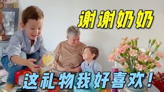 德國奶奶給中國孫子過生日，路易高興的抱著奶奶不撒手，真開心！【中德路易一家】