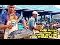 Skills Mantap Abang Tiar Potong Ikan Tuna Untuk Warung Makan di Kota Sorong