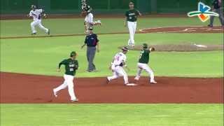 20131001 CPBL 獅VS犀牛 6下 羅錦龍正面強襲球擋下後快傳二壘，再往一壘送！雙殺守備！