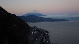 薩埵峠の夕景、富士山と日本の大動脈。タイムラプス風