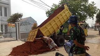 Tanah merah dump truck 8 kubik