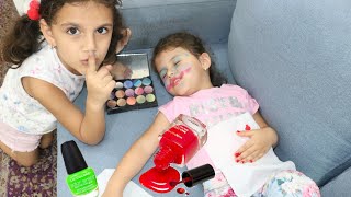 سوار مكيجت ماسة وهي نايمة | sewar plays with Nail polish for kids | Pretend Play Painting Nails w