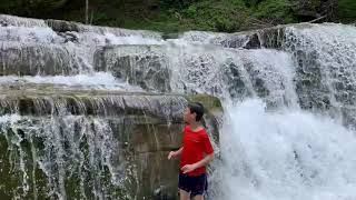 My son like  shower under the waterfall 我家附近的瀑布是儿子的淋浴🚿，不大不小正好，尼亚加拉瀑布虽然壮观也不如这个实用！