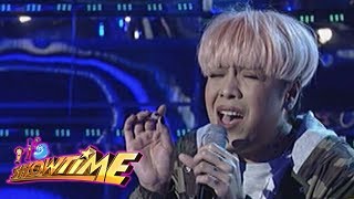 It's Showtime: Vice sings 