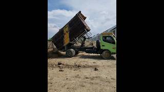 wow!! dumptruknya sedang buang muatan cut and fill mencegah longsor#shorts #dumptruck