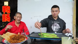 【烤鸭肠】300串铁板鸭肠配二荆条，烤得油滋滋香爆了！一口一串吃的停不下！|渝乡味小哥