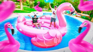 ON GONFLE UN FLAMANT ROSE GÉANT DANS LA PISCINE !