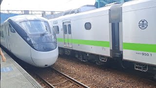 207次壽豐發車開往樹林的EMU3000型十二輛編組EMU3016皮蛋豆腐騰雲號紅色帶新城際自強號列車，4131次瑞芳發車經由宜蘭線開往樹林的銀綠色微笑號EMU900型十輛一編組EMU950區間車