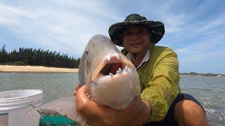 大肥魚一頭紥進海邊暗坑，沒想到直接被卡死，阿彬撿到直接爆桶