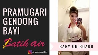 KEREN : PRAMUGARI BATIK AIR GENDONG ANAK PENUMPANG