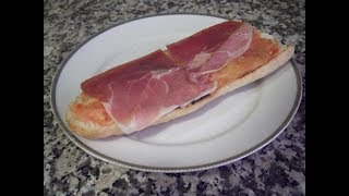 Tosta de pan con tomate y jamón