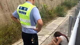 高速堵车，女司机尿急怎么办？这方法简单粗暴不尴尬，新手看看！