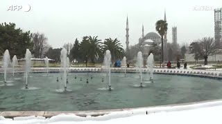 Istanbul, la gente si gode la neve dopo l'ondata di...