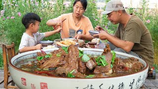 【农家的小勇】小勇买118元排骨，做硬菜排骨炖粉条，上桌儿子抓起来就啃！