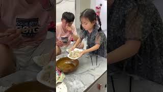 爸爸给女儿吃脏饺子！没想到闺女也不是好惹的！😂  #funny #cute #搞笑 #food #comedy