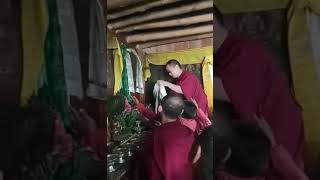 སྤྱི་ལོ་༡༩༥༩ལོར་མེ་མེསབཀྲིས་ཀྱིས་ལྷ་ཁང་ཆེན་མོ་ནས་གདན་འདྲེན་པའི་འབལ་མོ་ཤང་གཞུང་རྡོ་རྗེ་བུ་ཁྲིད་ལ་