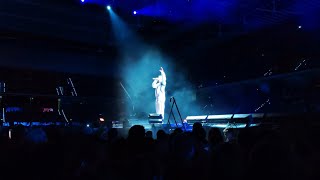 Zetak cantando Hegan ante miles de personas en el concierto del Nafarroa Arena