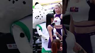 雅英真的超皮🤦🏻‍♂️那隻貓的尾巴😂 #20241130 #leopardgirls #李雅英 #이아영 #cheerleader @yyyoungggggg