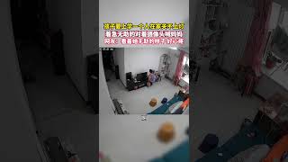 孩子关不掉灯又着急上学，哭着对监控里的妈妈求助，孩子的无助让人看着好心疼#心疼 #孩子