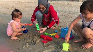 Baby sheina dan kakak sasha main pasir di pantai - playing sand at the beach