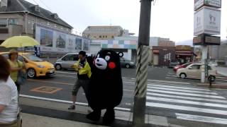 横断歩道を急いで渡る　くまモン