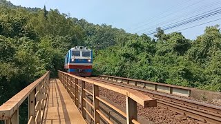 D19E - 928 pulled SE1 run through a viaduct