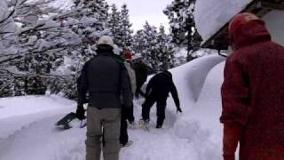 中手集落の雪掘り：雪を踏み固める