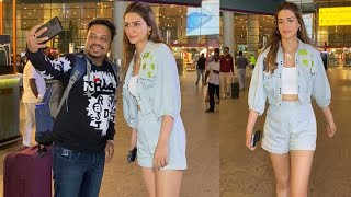 Airport पर मिले Kriti Sanon के फैंस 🤩📸 | kriti Sanon hot look | Filmi World News