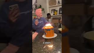 Ce Garçon Reçoit Son Tout Premier Gâteau D'anniversaire !