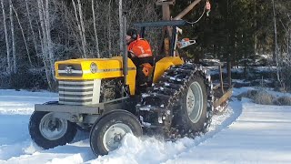 MF 3165s  puunaijoa jäällä. logging on ice.