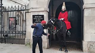 Over confident tourist kisses Horse  almost gets bitten (Arni THETOURISTHATER) #thekingsguard