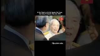 Bí thư  Thành ủy Hà Nội - Nguyễn Phú Trọng tới thăm Đại tướng Võ Nguyên Giáp năm 2004