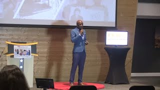 சிறிய நகர சுற்றுலா மூலம் பெரிய மாற்றம் | ஹென்ரிச் ஹஃபெனி | TEDxSwakopmund